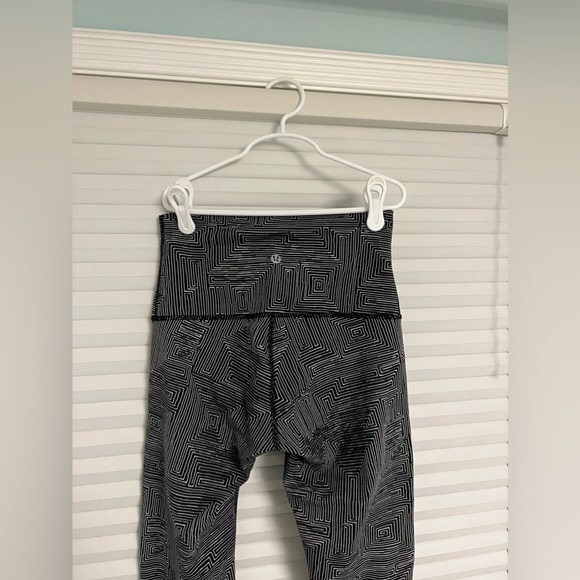 Lululemon black and white geometric pattern wonder under leggings. Size 4 - Picture 8 of 13